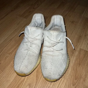 Adidas Yeezy i creme white - Säljer ett par Adidas Yeezy i creme white, strl 45 1/2, har ingen sula eller box men med tanke på Kanye’s kontroversiella tankesätt så kan dessa gå upp i värde om ett par år. Kanske, tveksamt.