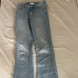 Ljusblå bootcut jeans - Säljer mina ljusblåa jeans i storlek 158 från Gina tricot. Jeansen är använda få gånger och är då i mycket bra skick, jeansen är midrise och bootcut💕