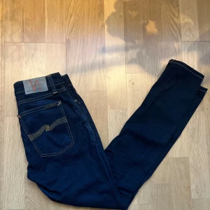 Nudie jeans - Säljer nu ett par riktigt snygga nudie jeans i storlek 28/30🔥Dem är modellen skinny lin och i skicket, 9/10, inga defekter men tecken på användning. Mitt pris: 449kr, nypris: ca 1700kr💸Bara att skriva vid minsta fundering✍🏼Svarar snabbt och skickar alltid inom 24h📦