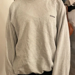 Grå sweatshirt  - Säljer en stilren grå sweatshirt från Rue de Tokyo. Tröjan har en klassisk design med rund hals och långa ärmar. Perfekt för en avslappnad look. Passar bra till jeans eller joggers.
