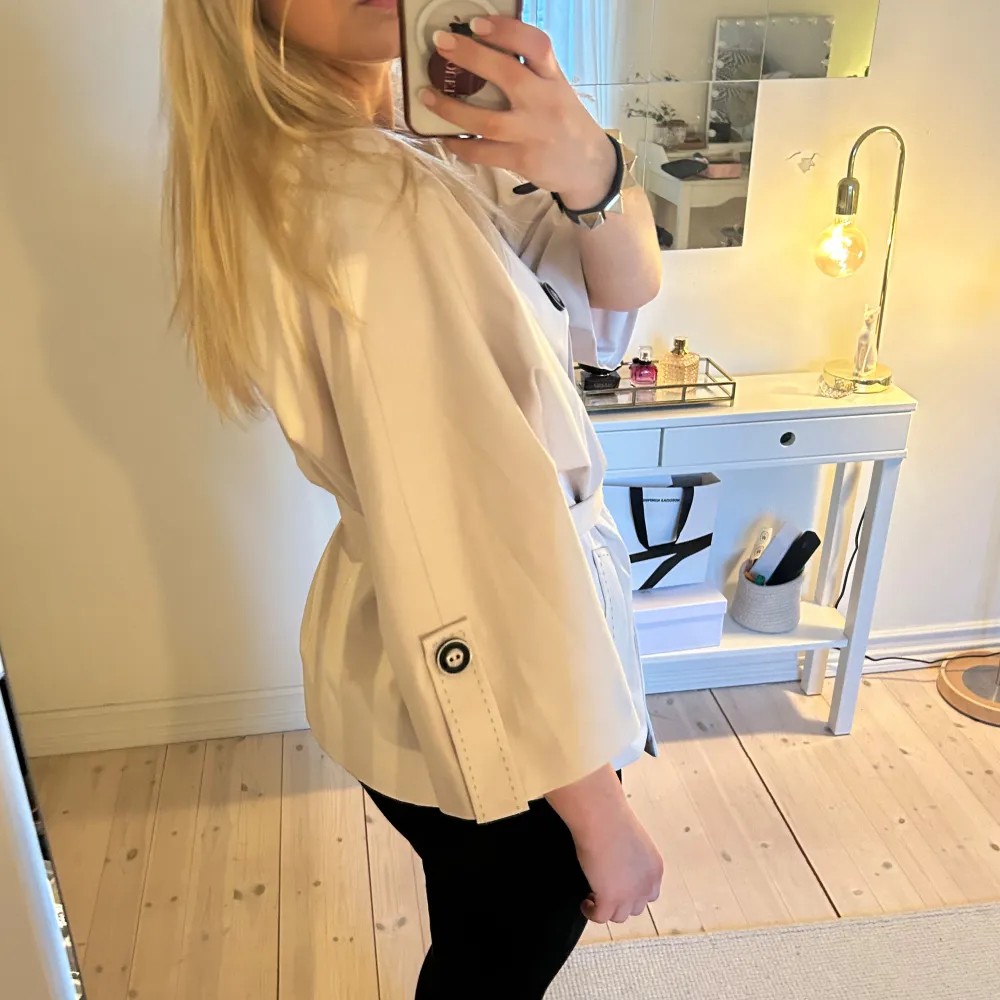 Så så fin jacka med trekvartsärmar och knytning i midjan. Perfekt till våren!!😍. Takit.