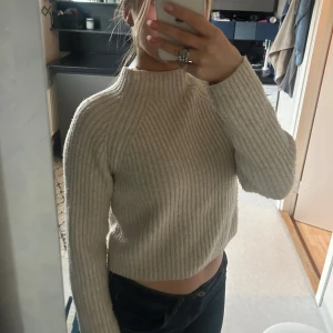 Beige ribbad stickad tröja - Säljer denna croppade beige ribbade tröjan från Monki, köpt för några år sedan men bara använd ett par gånger💓 i storlek M, men är liten i storleken💕