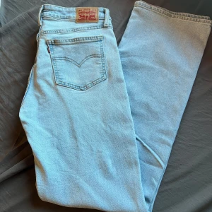 Ljusblå jeans från Levi's - Säljer ett par ljusblå jeans från Levi's i storlek W29 L34. Byxorna är i ett mycket bra skick men har tyvärr en liten fläck på höger ben. Otroligt sköna men framförallt snygga byxor!