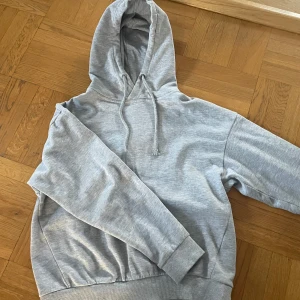 Grå hoodie - Säljer en grå hoodie från lager 157