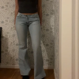 Ljusblå bootcut jeans - Snygga ljusblå bootcut jeans med low waist
