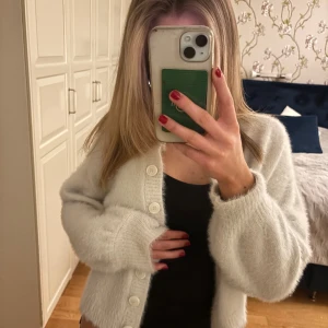 Vit kofta  - En fluffig, fin kofta från Stradivarius. Köpt på sellpy från början, använd av mig ca 2 gånger. I mycket bra skick och inga defekter.