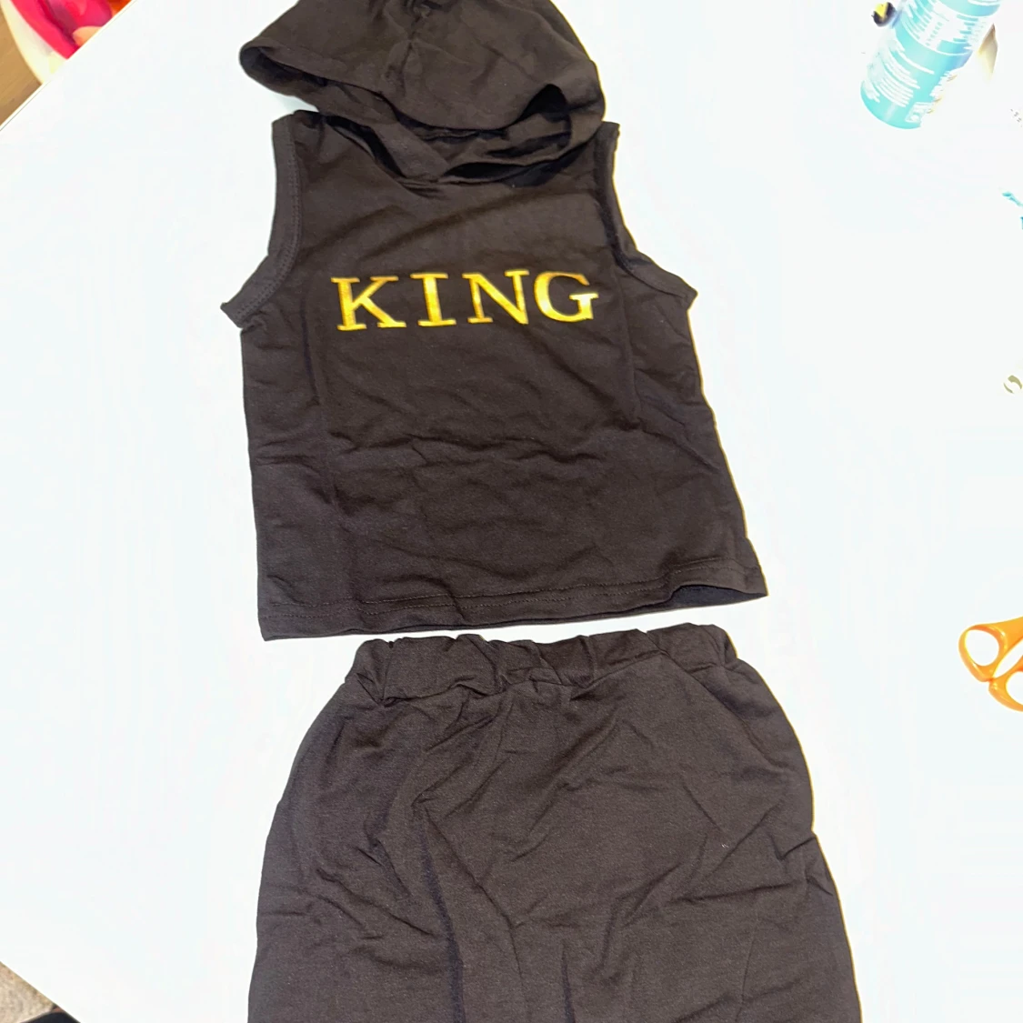 Svart ärmlös huvtröja med texten 'KING' - 2