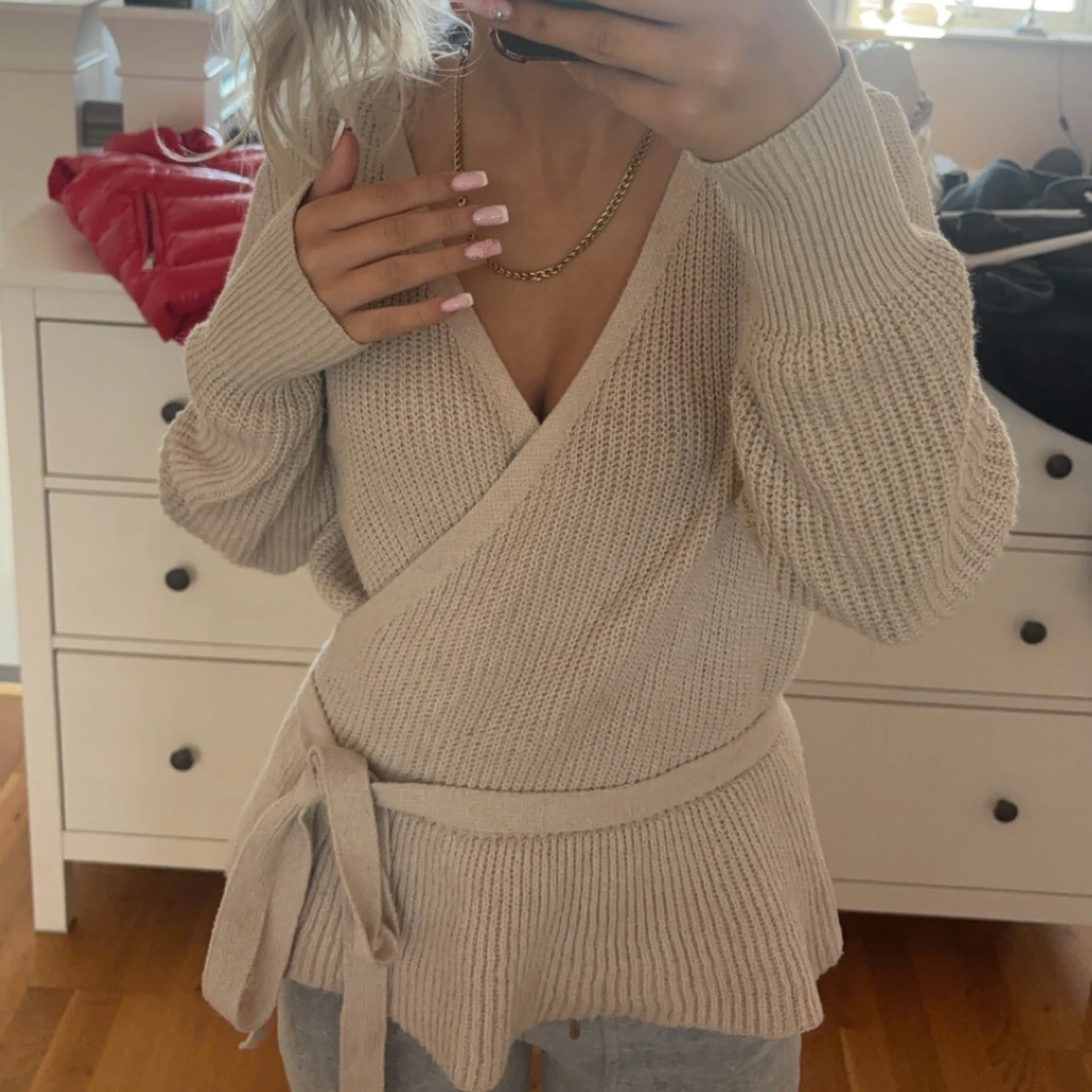 Beige stickad omlottkofta