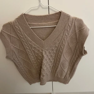 Beige stickad väst  - Beige stickad väst, storlek S. Innehåller ingen ull. Mycket fin och oanvänd🤍