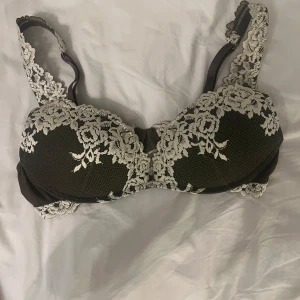 mörkgrön intimissimi bh - Pretty flowers popular bh med vacker vit spets. 