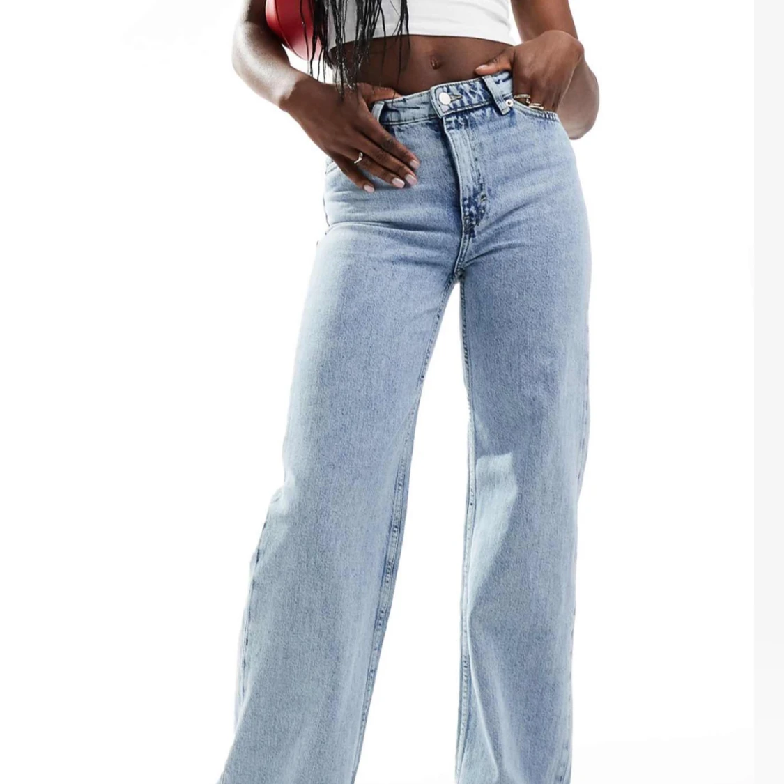 Ljusblå jeansbyxor från Monki