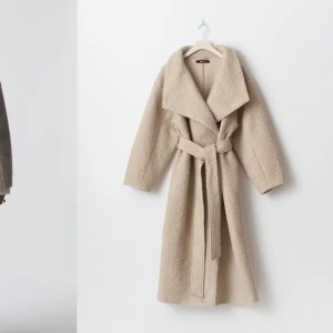 Gina soft long coat  - Säljer en supermysig beige teddyjacka från Gina Tricot i storlek XSS men passar även XS/S. Kappan är nästan nytt skick, inga defekter och endast använd 2-3 gånger. Hör av dig vid fler frågor💞