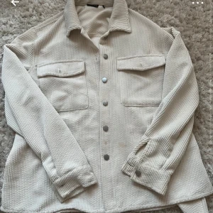 Beige manchesterjacka med knappar - Snygg beige jacka i manchester med knappar framtill och två bröstfickor från Pieces/ vero Moda🤍 storlek S (Defekt på sida 2) perfekt till vår och sommar 🌷