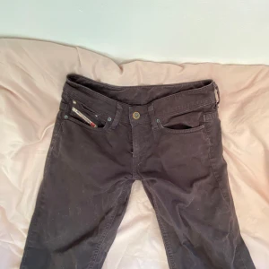  Diesel byxor  - Snygga svarta byxor från Diesel med coola nitar på bakfickorna. Byxorna har en klassisk femficksdesign och knappgylf. Perfekta för en stilren look. Bra skick, köpta på Plick men var dessvärre för svår och det är därför jag säljer dessa men d är bar att skriva för fler bilder😊