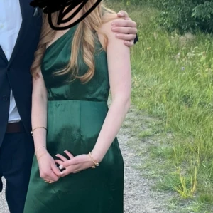 Grön balklänning - Säljer min jättefina gröna balklänning 💗 den är endast använd en gång och därför i bra skick, klänningen är uppsydd och jag är 160 cm. Kontakta för fler bilder. Nypris 1450kr💗💕