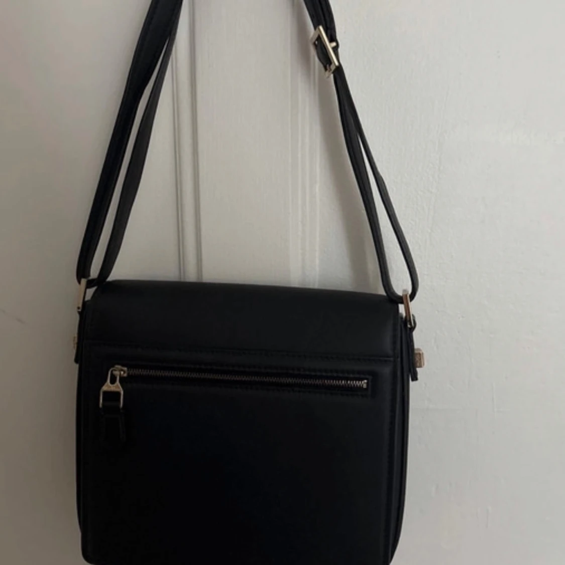 Svart axelväska med dragkedja - 1