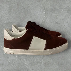 Valentino flycrew - Tja! Säljer nu dessa tvär feta valentino Flycrews i vinröd färg. Skicket är 9.5/10 och alla nitar finns kvar. ALLT OG INGÅR (box,extra snören och dustbag) använda fåtal gånger. Storlek 41.5 men passar 42.5/43. INGA BYTEN!🌟🤝