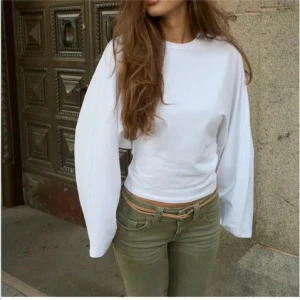 Vit långärmad topp - Säljer en stilren vit långärmad topp från Nelly. Köpt i februari och är i nyskick. Endast använd 1 gång. 