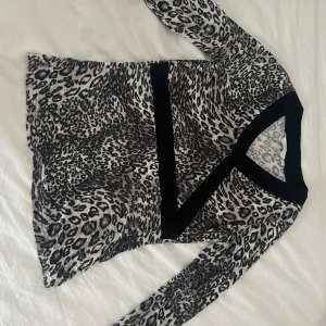 v-ringad djur print tröja  - jättegullig tröja med djur print och v-ringning! skriv privat om du vill ha bilder med plagget på, mått, fler bilder osv 💞