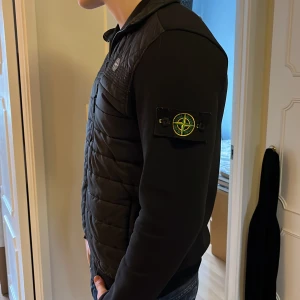 Svart cardigan från Stone Island - Säljer nu denna snygga cardiganen från Stone Island i storlek large. Skriv om ni har funderingar.