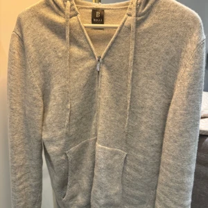 Grå zip hoodie från Boggi Milano  - Säljer en stilren grå hoodie från Boggi Milano i perfekt skick i kashmirblandning storlek S! 