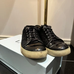 Svarta Lanvin sneakers  - Säljer ett per svarta Lanvin sneakers i storlek 10 motsvarande 44