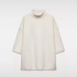 Vit polotröja från Zara - Säljer en vit polotröja från Zara i oversized modell. Tröjan har trekvartsärmar och hög krage, vilket ger en clean och modern look. Perfekt att styla med jeans eller kjol för en enkel men snygg outfit. Skriv för eventuella frågor!❣️