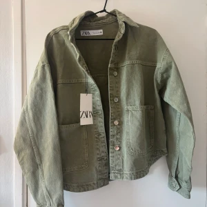 Grön jeansjacka från Zara - Fin grön jeansjacka från Zara i storlek XS. Aldrig använd!!