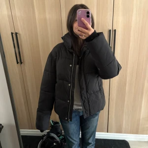 Svart pufferjacka med dragkedja - Jättefin jacka köpt 2023 men använd max 5 gånger, inga slitage eller något sånt köpte den för 600/500kr! Skriv för fler frågor eller fler bilder 