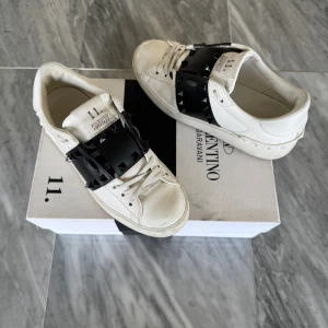 Valentino Rockstud skor  - Valentino Rockstud - Skick: Jättefint skick - Storlek 35, passar 35,5 - Tillbehör orginal boxen i bild - Nypris: 6000kr - TrendWardrobe