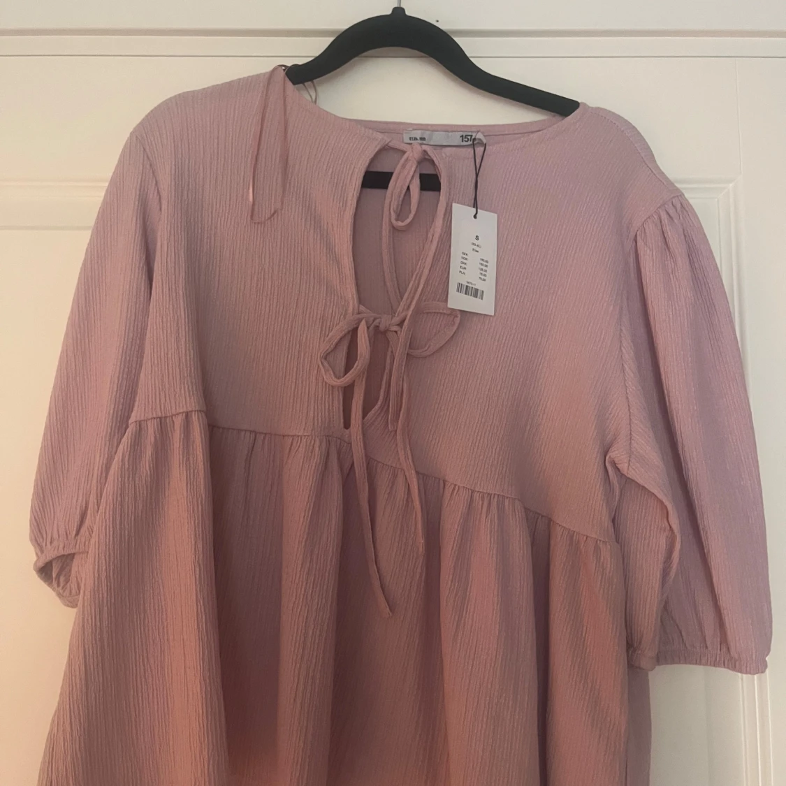 Ljusrosa klänning med knyt från Elle