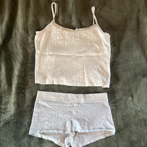 Pyjamas set från Gina tricot - Säljer ett pyjamas set från Gina. Köpt för ca 300kr💕
