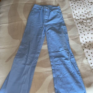 Ljusblå bootcut jeans - Snygga ljusblå jeans från Gina med bootcut-ben och klassisk femficksdesign. Perfekta för dig som vill ha en trendig och avslappnad stil. Materialet är mjukt och bekvämt, passar till sneakers eller boots.