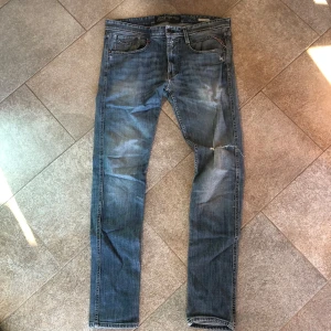 Replay jeans - Säljer nu mina replay jeans i snygg tvätt med slitningar