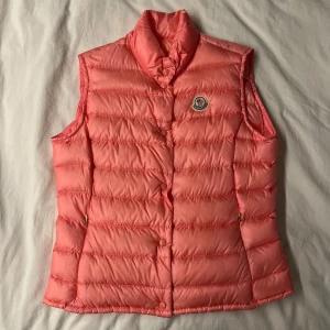 Moncler Liane väst - Hej, säljer denna Moncler liane västen! | Storlek: 1 | Passar: Small | Skick: 8/10 | Tveka inte att höra av dig vid frågor eller funderingar😊