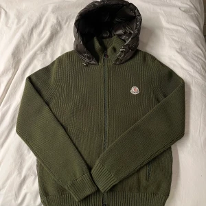 Moncler Cardigan - Hej, säljer denna Moncler maglione tricot cardigan! | Storlek: Large | Passar: Medium | Skick: 9/10 | Tveka inte att höra av dig vid frågor eller funderingar😊