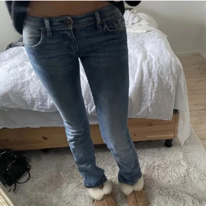 Lågmidjade jeans  - Snygga jeans från diesel! Lågmidjade med snygga bakfickor🤩 mått midja: ca 40cm innerbenslängd: 85cm 
