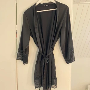 Kimono satin - Endast provad. Köpt i Italien därför vet jag inte vilket märke. Skriv för frågor❤️