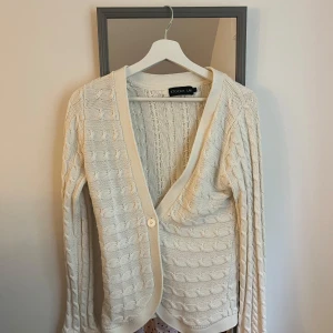 Vit stickad kofta  - Kabelstickad kofta 