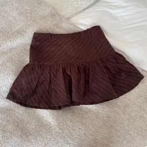 Brun kjol med volang - Sååå fin kjol med volang nedtill! Midjemått tvärs över 39cm🌺🌺