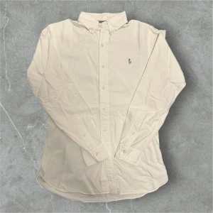 Ralph Lauren Skjorta Vit - 📍Storlek: S  💪🏽Skick: Mycket bra!  📐Mått: Längd:cm71 Axelbredd:38cm  📎Material:100%bomull  📦Skickar alltid inom 24h  💸Köp fler plagg för att få billigare pris  ✅Äkthetsgaranti