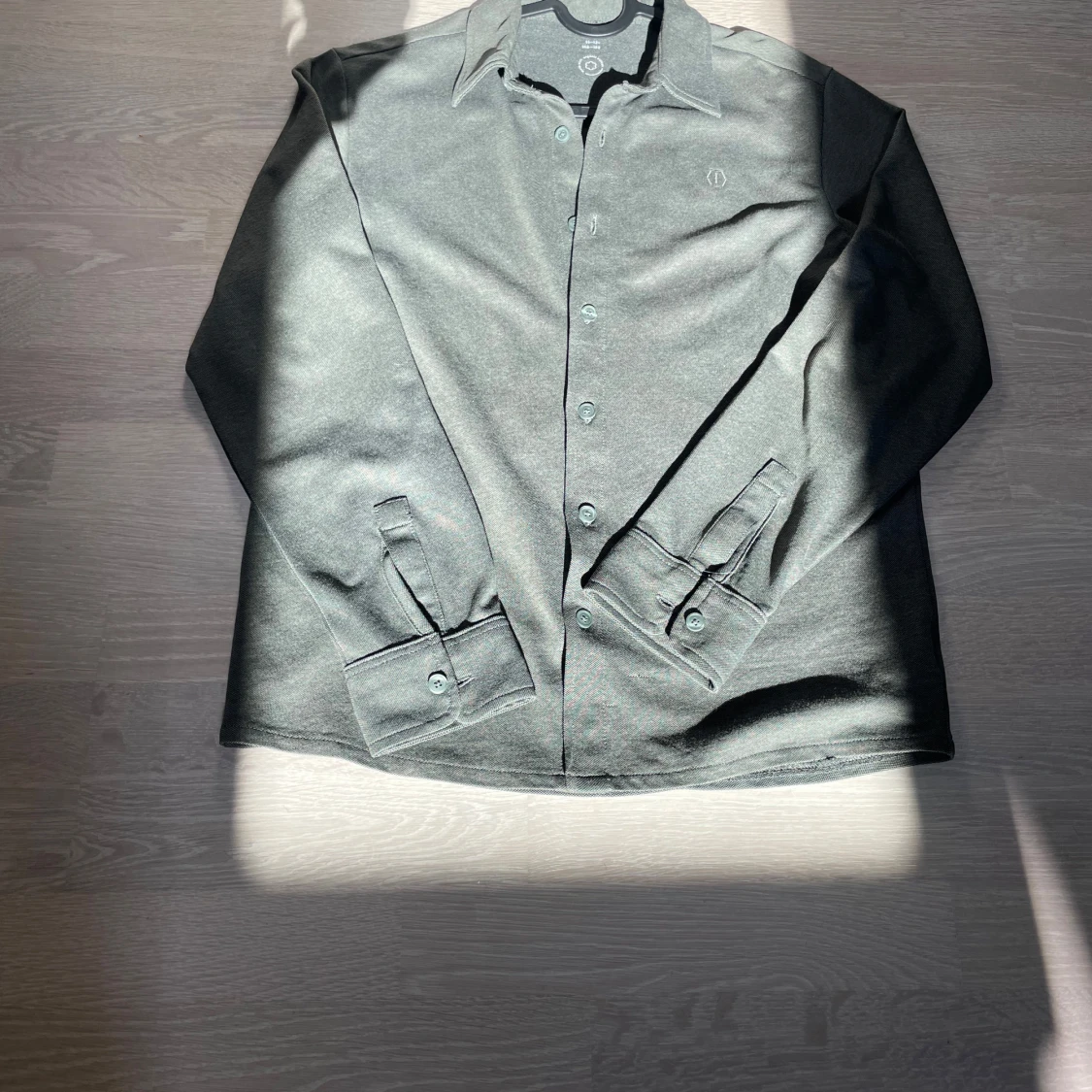 Grå skjorta med knappar från Knowledge Cotton - 1