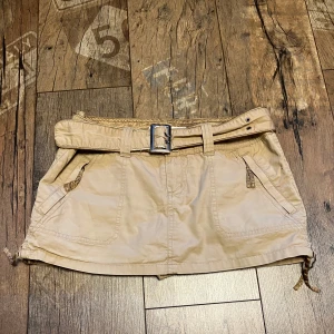Aeropostale skort💕 - Beige cargo minikjol med shorts på insidan. 