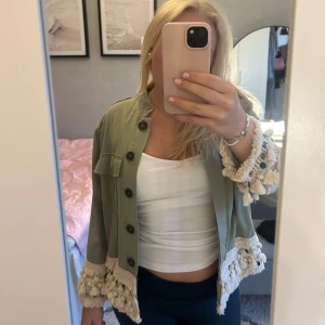Grön jacka med detaljer - Säljer denna fina jacka då den inte kommer till användning, kom gärna med prisförslag 🫶🏼