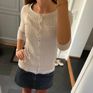 Beige stickad kofta  - Trekvartsärmad beige stickad kofta från H&M i storlek S. Fint skick. Använd gärna köp nu!