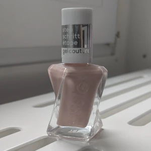 Essie Gel Couture ljusrosa nagellack - I färgen "of Corset" 504. Endast testad en gång men tycker den är för nära min hudton så säljer för halva original priset 🩷