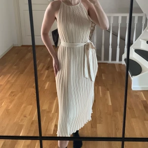 Klänning  - Superfin klänning med fint material, ganska stretchig och formar kroppen, med spänning vid midjan ✨ passar både xs och s. Använd en gång bara.