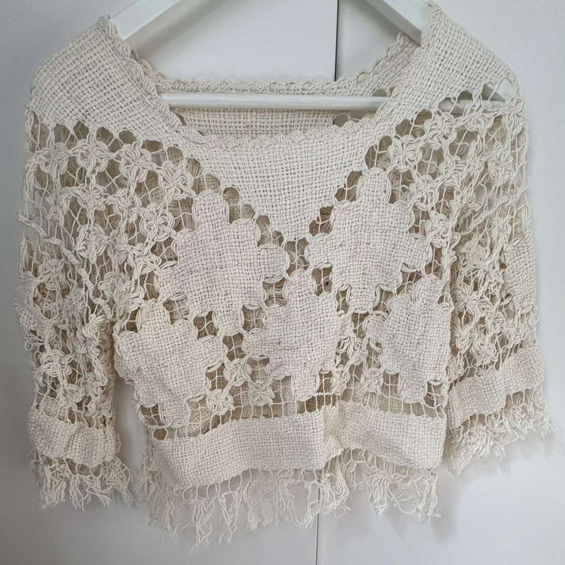 Beige virkad croppad blus med fransar