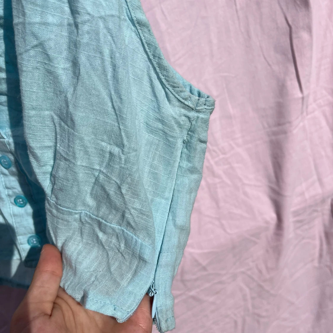 Ljusblå ärmlös linnetopp från Mirrou - 4