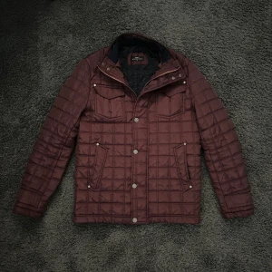 Vinröd jacka  - Riktigt fet vinröd jacka som är lite unik, väldigt bra passform och lite ovanlig så ifall du vill stå ut och ha snyggast outfit i stan så är detta jackan för dig. Storlek M